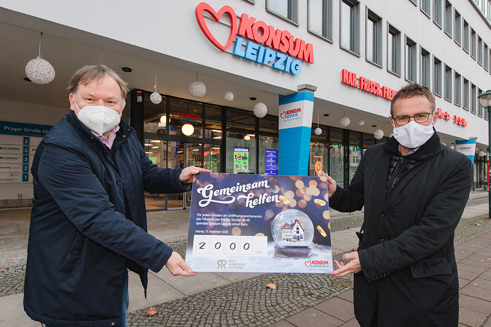 Spendenubergabe Konsum Leipzig Unterstutzt Ralf Rangnick Stiftung Aktuelles Unternehmen Konsum Leipzig