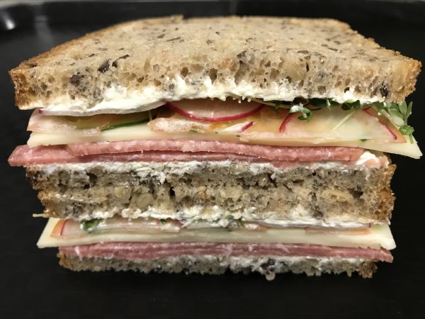 Chia Brot mit Maasdammer und Salami, Stück